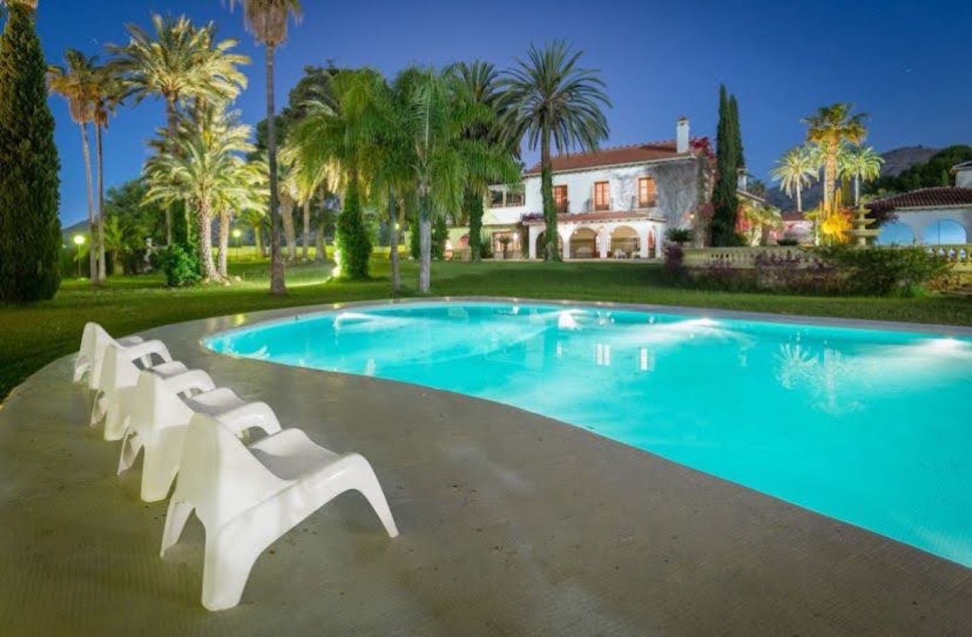 Piscina privada de Casa Imas al atardecer