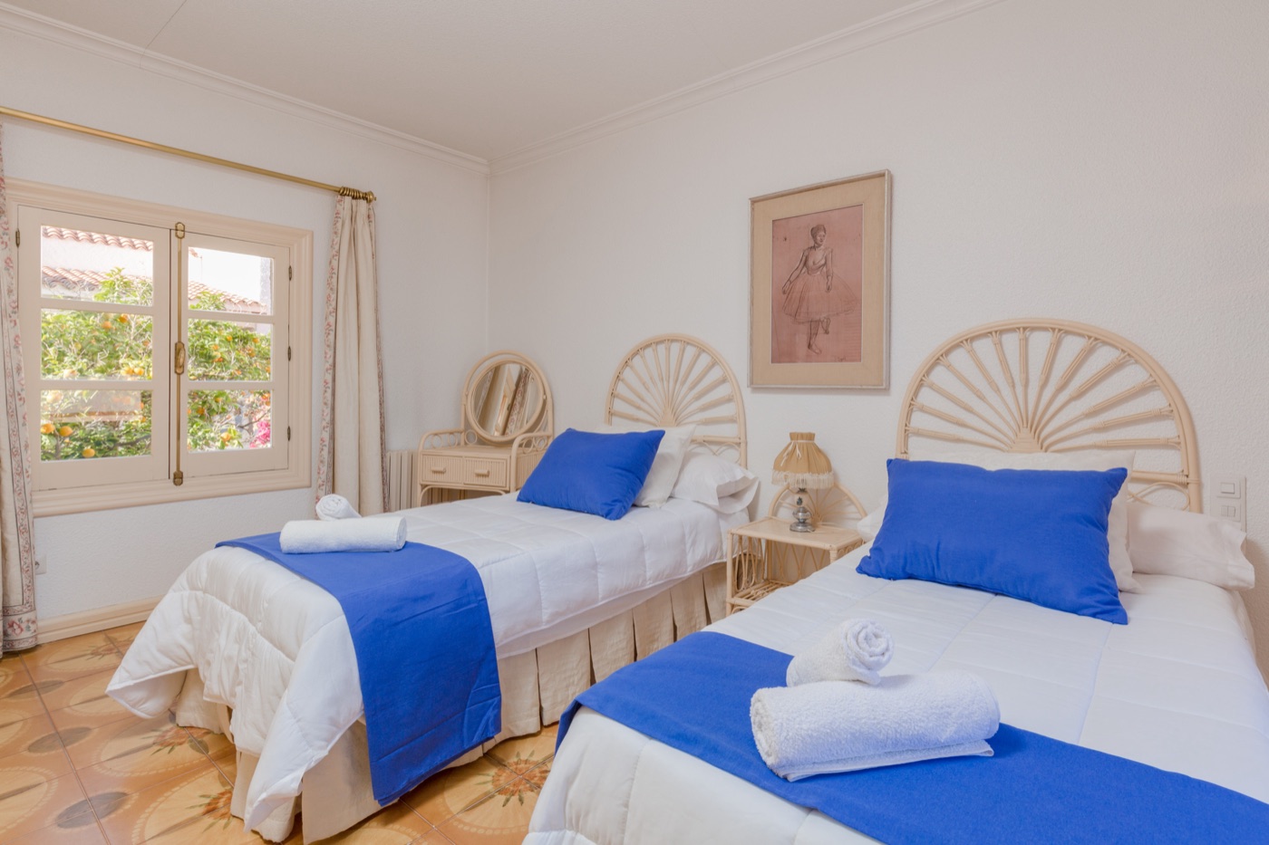 Dormitorio con vistas al jardín en Casa Imas