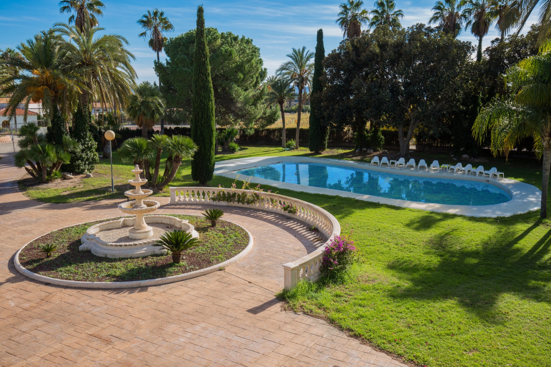 Piscina y jardines de Casa Imas